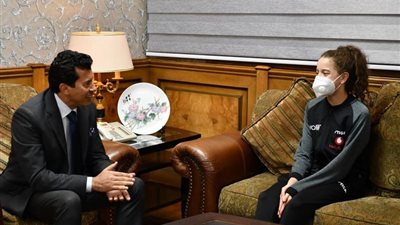 وزير الرياضة يكرم هنا جودة بعد فوزها بذهبية وفضية بطولة العالم للناشئات
