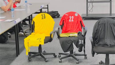 المنتخب بقميصه الأحمر أمام قطر