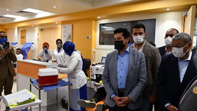 وزير الشباب ومحافظ المنيا يتفقدان مشروع التبرع بالبلازما