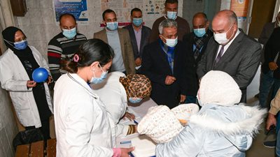 محافظ قنا يتابع فعاليات اليوم الأول من الحملة القومية للتطعيم ضد مرض شلل الأطفال