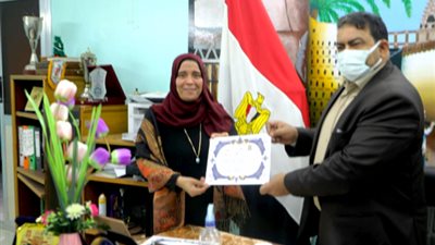 ثانوية الخارجة بنات تتوج بجائزة المدرسة الدولية فى الاعتماد