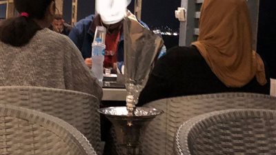 المقاهي تتحدى الكورونا وتقدم الشيشة ب ١٤٠ جنيها على كورنيش الاسكندرية