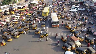 المواقف العشوائية والتكاتك تحاصر شبين القناطر وطوخ.. السوزكى أغلقت شوارع بنها