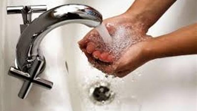 تأثراً بالبرد..هل المسح على الملابس بدلا من غسل اليدين أثناء الوضوء..جائز؟