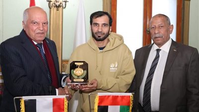 الزناتى يُكرم وفد جمعية المعلمين الإماراتيين ويهديهم درع نقابة المهن التعليمية