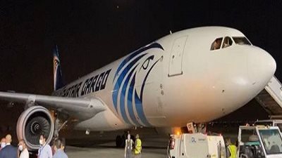 مطار القاهرة يستقبل مليون و963 ألف جرعة من لقاحي فايزر وموديرنا