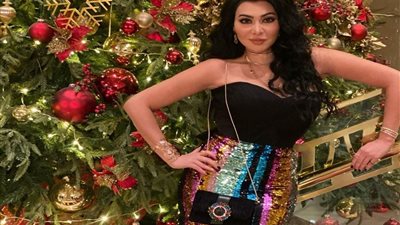 ميرهان حسين تتألق بإطلالة أنيقة بجوار شجرة الكريسماس وتشعل انستجرام.. صور