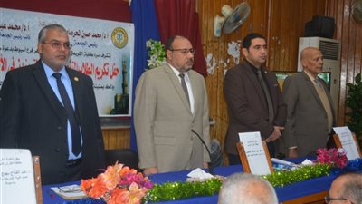 الشريعة والقانون بأسيوط تكرم العميد السابق و الطلاب المتفوقين علميا والمتميزين فى الأنشطة الطلابية