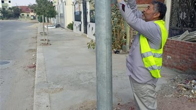 صيانة دورية لاعمدة الانارة وعزل الوصلات بجهاز العاشر من رمضان