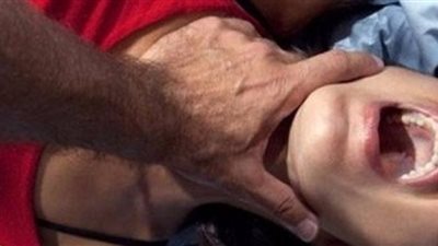 البحث عن قاتل طفلة معاقه بالرمل