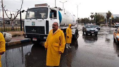 رئيس مياه القناة :سيطرنا علي تجمعات الأمطار بسبب التدريب الجيد..صور