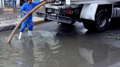مياه البحر الأحمر تسحب تجمعات الأمطار بمدن الغردقه وسفاجا وتواصل اعلان حالة الطوارئ