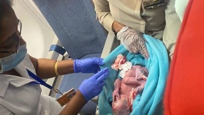 تلد فى الطائرة وتتركه في سلة المهملات بالحمام