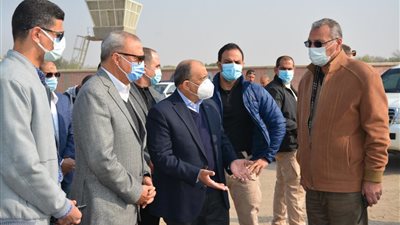 الجبل الأصفر يتسبب فى إحالة رئيس مدينة الخانكة إلى التحقيق.. تركيب كاميرات مراقبة لمنع إلقاء مخلفات الهدم.. صور