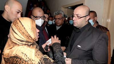 محافظ بني سويف يوجه بحلول لشكاوى مواطنين اوقفوه بمركز الفشن