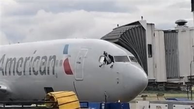 حادث فوضوي..مشاغب يقتحم قمرة طائرة ويحاول القفز من نافذتها