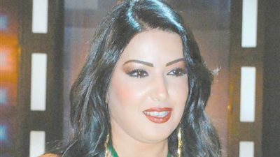 يسرا .. مذيعة الحب
