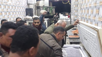 غلق وتشميع مطعم مشويات شهير بأوسيم ..صور وفيديو