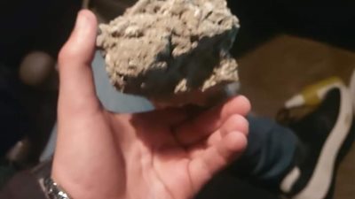 ضبط مريض نفسي يلقي الحجاره علي الماره