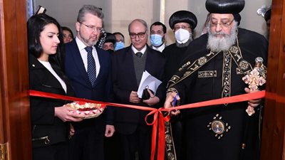 قداسة البابا يفتتح معرض أيقونات برونزية بمعهد الدراسات