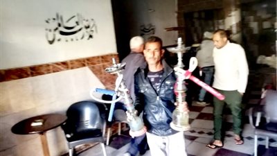 رئيس مدينة الأقصر يصادر ٢٠ شيشة أثناء مروره على المقاهى بمنطقة حى المطار