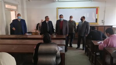 نائب رئيس جامعة بنها يتابع سير الامتحانات بكليات التربية والنوعية والعلوم