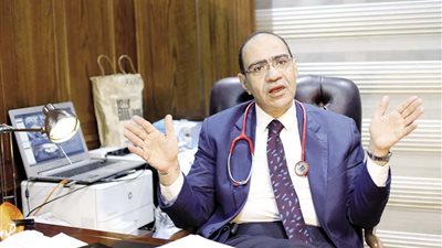 حسام حسنى يعلن موعد طرح أدوية علاج كورونا.. فيديو