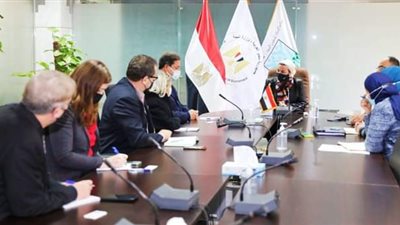 وزيرة البيئة تلتقى مدير مركز 