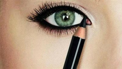 أضع الكحل في عيني للزينة..فهل يؤثر ذلك على الوضوء؟