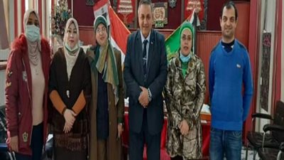 مدير تعليم غرب شبرا يُكرم اخصائيي التطوير التكنولوجي الحاصلين على الماجستير والدكتوراة