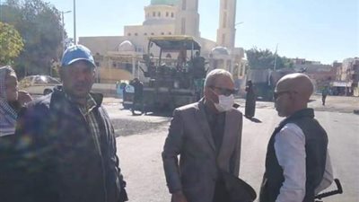 رئيس مدينة الغردقة يتفقد الاعمال بمنطقة فاطمة الزهراء فى الأحياء.. بالصور