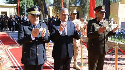 محافظ سوهاج ومدير الأمن يضعون أكاليل الزهور على النصب التذكاري لشهداء الشرطة..صور