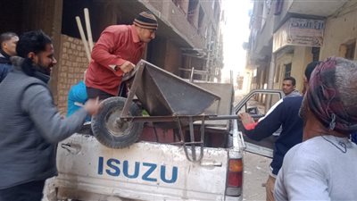 محافظ أسيوط: رفع إشغالات الباعة الجائلين بشارعي رياض والبوسطة بحي شرق وتحرير محاضر للمخالفين