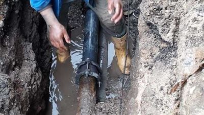 غراب يطمئن على إنتهاء أعمال إصلاح إنفجار ماسورة مياه الشرب بشارع عبد السلام بمدينة الزقازيق