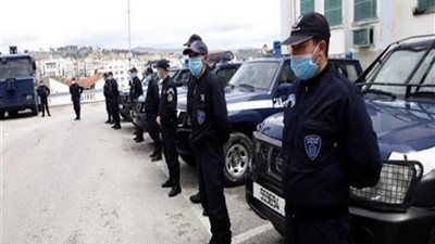 الشرطة الجزائرية تمنع التجمعات وخروج الأطفال من المنازل