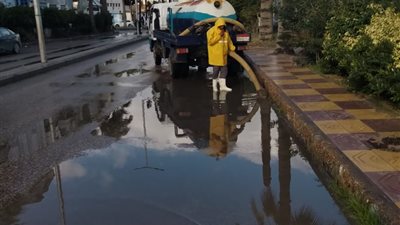 محافظ دمياط تتابع جهود الوحدات المحلية لرفع مياه الأمطار