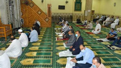 أدركنا الإمام فى التشهد الأخير..فهل نُكمل الصلاة معه؟