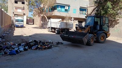حملات مكثفة للنظافة ورفع المخلفات في 3 مراكز بأسيوط ..صور
