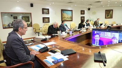 طلعت يناقش تنفيذ مشروعات وزارة الاتصالات فى المبادرة الرئاسية 