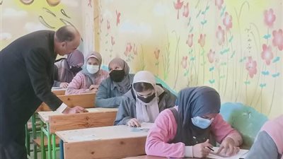 مدير تعليم السويس يتفقد لجان الشهادة الاعدادية.. ولا توجد شكاوى من اللغة العربية..صور