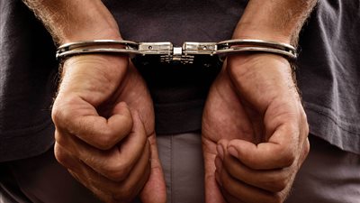 الإفراج عن رجل قضى عقوبة سجن لمدة 20 عاما ظلما بسبب شقيقه التوأم