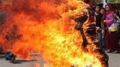 سائق يتخلص من مسجل خطر داخل سجادة ويشعل النيران بجسده