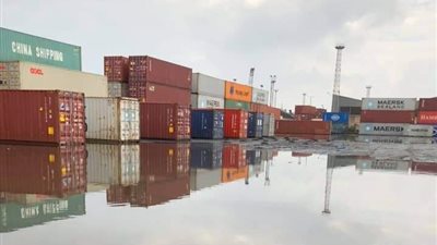 تعطيل الكشف بساحة الإسكراب بميناء بورسعيد لسوء الأحوال الجوية.. صور