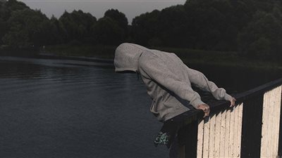 انتحار عازف جيتار شهير خوفا على مستقبل ابنه