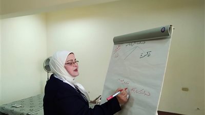 كشك تلقي محاضرة عن إعداد وصياغة المراسلات