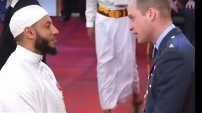 بالفيديو..الأمير ويليام يمنح إمام مسجد فى لندن وسام الإمبراطورية البريطانية