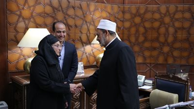 الإمام الأكبر خلال استقباله أرملة الدكتور محمد بن شريفة: الأدب العربي فقد برحيله واحدًا من أهم رموزه