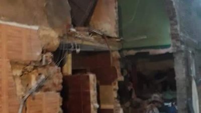 مدير الأمن يتفقد عقار الزاوية الحمراء المنهار