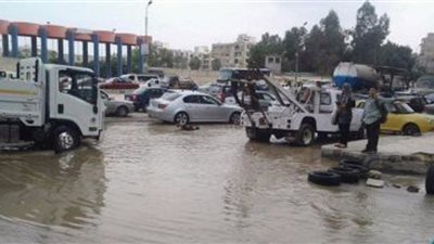 زحام مرورى بطريق السويس الصحراوى بسبب كسر ماسورة مياه