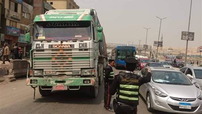 شلل مرورى بسبب تعطل مقطورة بالاتوستراد